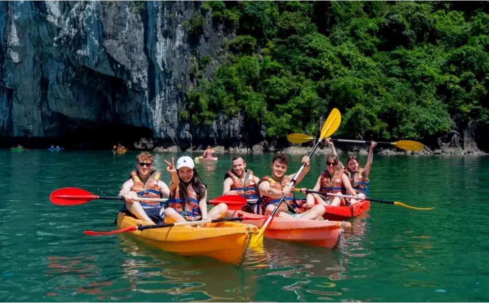trải nghiệm chèo thuyền kayak vịnh Hạ Long giữa làn nước xanh