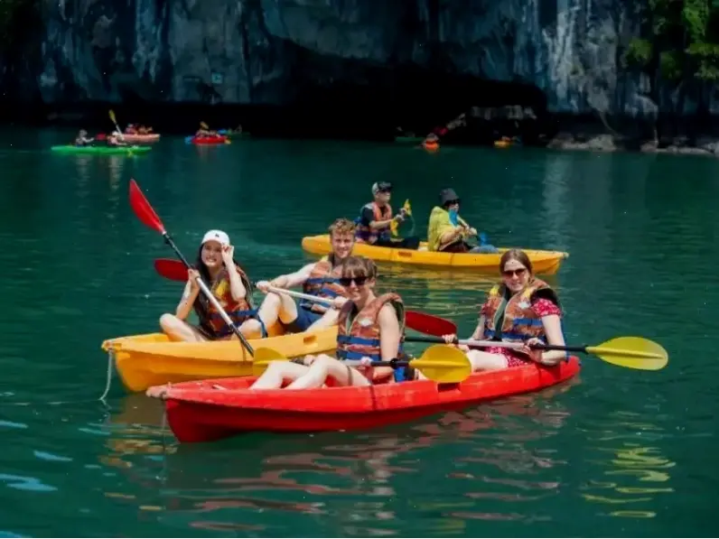 trải nghiệm chèo thuyền kayak vịnh Hạ Long tại khu vực hang động